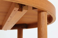 美しい木目のオーク材で作られたデンマーク製のビンテージダイニングテーブルです。シンプルでありながら北欧らしい洗練されたデザインが魅力で、エクステンション機能により天板を伸長して大人数にも対応可能です。天板を閉じた状態では直径のある円形テーブルとして、拡張時には楕円形になり広々とご使用いただけます。丸みを帯びた天板のエッジと先細りの脚が軽やかで、どんな空間にも調和します。Danish Controlの刻印も確認でき、品質の高さが伺える逸品です。北欧モダンな空間演出におすすめの一台です。