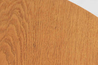 美しい木目のオーク材で作られたデンマーク製のビンテージダイニングテーブルです。シンプルでありながら北欧らしい洗練されたデザインが魅力で、エクステンション機能により天板を伸長して大人数にも対応可能です。天板を閉じた状態では直径のある円形テーブルとして、拡張時には楕円形になり広々とご使用いただけます。丸みを帯びた天板のエッジと先細りの脚が軽やかで、どんな空間にも調和します。Danish Controlの刻印も確認でき、品質の高さが伺える逸品です。北欧モダンな空間演出におすすめの一台です。