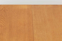 美しい木目のオーク材で作られたデンマーク製のビンテージダイニングテーブルです。シンプルでありながら北欧らしい洗練されたデザインが魅力で、エクステンション機能により天板を伸長して大人数にも対応可能です。天板を閉じた状態では直径のある円形テーブルとして、拡張時には楕円形になり広々とご使用いただけます。丸みを帯びた天板のエッジと先細りの脚が軽やかで、どんな空間にも調和します。Danish Controlの刻印も確認でき、品質の高さが伺える逸品です。北欧モダンな空間演出におすすめの一台です。