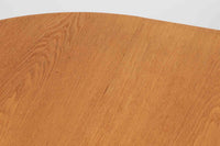 美しい木目のオーク材で作られたデンマーク製のビンテージダイニングテーブルです。シンプルでありながら北欧らしい洗練されたデザインが魅力で、エクステンション機能により天板を伸長して大人数にも対応可能です。天板を閉じた状態では直径のある円形テーブルとして、拡張時には楕円形になり広々とご使用いただけます。丸みを帯びた天板のエッジと先細りの脚が軽やかで、どんな空間にも調和します。Danish Controlの刻印も確認でき、品質の高さが伺える逸品です。北欧モダンな空間演出におすすめの一台です。