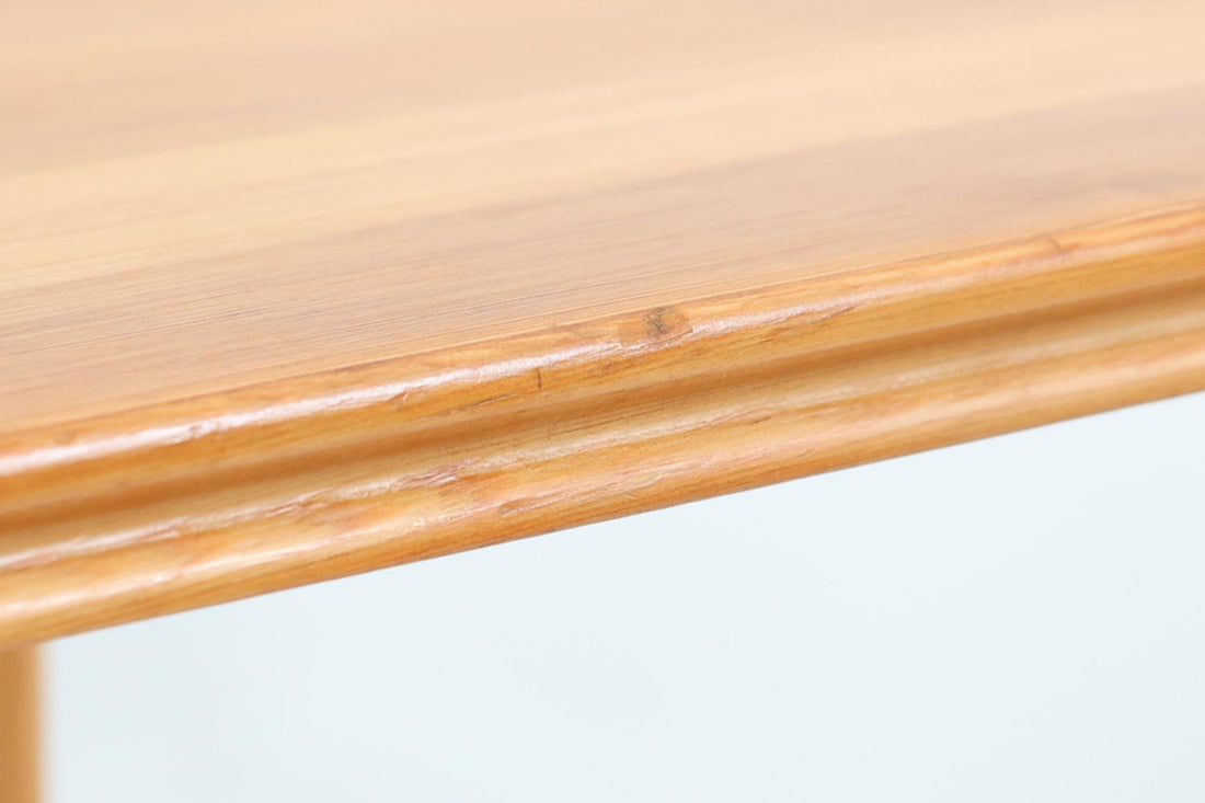 デンマークより買い付けました。天板の縁が中央で削り出されており、シンプルながらもデザイン性を演出しています。パイン材が使用された珍しいネストテーブルです。