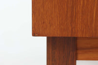 スウェーデン製のディスプレイシェルフです。シンプルなデザインで使い勝手の良いサイズ感です。お気に入りのアイテムを飾ることで、異なる雰囲気を楽しむことができます。良質なチーク材の美しい木目も魅力です。また、上段を取り外せば、小ぶりなボードとしてもご使用いただけます。