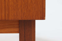 スウェーデン製のディスプレイシェルフです。シンプルなデザインで使い勝手の良いサイズ感です。お気に入りのアイテムを飾ることで、異なる雰囲気を楽しむことができます。良質なチーク材の美しい木目も魅力です。また、上段を取り外せば、小ぶりなボードとしてもご使用いただけます。