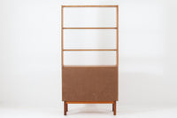 スウェーデン製のディスプレイシェルフです。シンプルなデザインで使い勝手の良いサイズ感です。お気に入りのアイテムを飾ることで、異なる雰囲気を楽しむことができます。良質なチーク材の美しい木目も魅力です。また、上段を取り外せば、小ぶりなボードとしてもご使用いただけます。