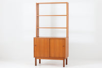 スウェーデン製のディスプレイシェルフです。シンプルなデザインで使い勝手の良いサイズ感です。お気に入りのアイテムを飾ることで、異なる雰囲気を楽しむことができます。良質なチーク材の美しい木目も魅力です。また、上段を取り外せば、小ぶりなボードとしてもご使用いただけます。