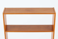 スウェーデン製のディスプレイシェルフです。シンプルなデザインで使い勝手の良いサイズ感です。お気に入りのアイテムを飾ることで、異なる雰囲気を楽しむことができます。良質なチーク材の美しい木目も魅力です。また、上段を取り外せば、小ぶりなボードとしてもご使用いただけます。