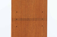 スウェーデン製のディスプレイシェルフです。シンプルなデザインで使い勝手の良いサイズ感です。お気に入りのアイテムを飾ることで、異なる雰囲気を楽しむことができます。良質なチーク材の美しい木目も魅力です。また、上段を取り外せば、小ぶりなボードとしてもご使用いただけます。