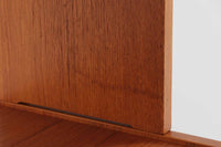 スウェーデン製のディスプレイシェルフです。シンプルなデザインで使い勝手の良いサイズ感です。お気に入りのアイテムを飾ることで、異なる雰囲気を楽しむことができます。良質なチーク材の美しい木目も魅力です。また、上段を取り外せば、小ぶりなボードとしてもご使用いただけます。