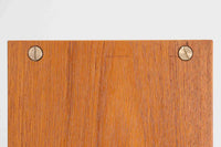 スウェーデン製のディスプレイシェルフです。シンプルなデザインで使い勝手の良いサイズ感です。お気に入りのアイテムを飾ることで、異なる雰囲気を楽しむことができます。良質なチーク材の美しい木目も魅力です。また、上段を取り外せば、小ぶりなボードとしてもご使用いただけます。