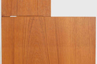 スウェーデン製のディスプレイシェルフです。シンプルなデザインで使い勝手の良いサイズ感です。お気に入りのアイテムを飾ることで、異なる雰囲気を楽しむことができます。良質なチーク材の美しい木目も魅力です。また、上段を取り外せば、小ぶりなボードとしてもご使用いただけます。