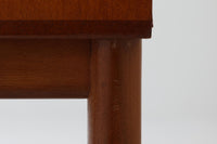 FDBモブラーでBorge mogensenの後任としてアートディレクターを務めたPoul m. Voltherによる、美しく洗練されたキャビネット。良質なマホガニー材の本体に、ビーチ材の脚部を組み合わせたコントラストが魅力です。真鍮の丸い鍵穴が特徴的な3枚の扉を備え、中央には調節可能な棚、両側には精巧な蟻継ぎが施された移動式の引き出しを配しています。下部には真鍮の俵型ハンドル付きの引き出しが3杯並び、細部へのこだわりが際立ちます。また、室内で靴を履く文化に配慮し、脚先には汚れ防止のための濃い塗装が施されています。1950年代にデザインされた本作は、先細りの脚やストレッチャーがミニマルな美しさを際立たせる一方、シンメトリーなフォルムや真鍮の装飾が伝統的なエレガンスを醸し出し、モダンとクラシックが調和した逸品です。