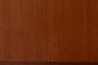 FDBモブラーでBorge mogensenの後任としてアートディレクターを務めたPoul m. Voltherによる、美しく洗練されたキャビネット。良質なマホガニー材の本体に、ビーチ材の脚部を組み合わせたコントラストが魅力です。真鍮の丸い鍵穴が特徴的な3枚の扉を備え、中央には調節可能な棚、両側には精巧な蟻継ぎが施された移動式の引き出しを配しています。下部には真鍮の俵型ハンドル付きの引き出しが3杯並び、細部へのこだわりが際立ちます。また、室内で靴を履く文化に配慮し、脚先には汚れ防止のための濃い塗装が施されています。1950年代にデザインされた本作は、先細りの脚やストレッチャーがミニマルな美しさを際立たせる一方、シンメトリーなフォルムや真鍮の装飾が伝統的なエレガンスを醸し出し、モダンとクラシックが調和した逸品です。