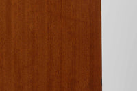 FDBモブラーでBorge mogensenの後任としてアートディレクターを務めたPoul m. Voltherによる、美しく洗練されたキャビネット。良質なマホガニー材の本体に、ビーチ材の脚部を組み合わせたコントラストが魅力です。真鍮の丸い鍵穴が特徴的な3枚の扉を備え、中央には調節可能な棚、両側には精巧な蟻継ぎが施された移動式の引き出しを配しています。下部には真鍮の俵型ハンドル付きの引き出しが3杯並び、細部へのこだわりが際立ちます。また、室内で靴を履く文化に配慮し、脚先には汚れ防止のための濃い塗装が施されています。1950年代にデザインされた本作は、先細りの脚やストレッチャーがミニマルな美しさを際立たせる一方、シンメトリーなフォルムや真鍮の装飾が伝統的なエレガンスを醸し出し、モダンとクラシックが調和した逸品です。