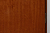 FDBモブラーでBorge mogensenの後任としてアートディレクターを務めたPoul m. Voltherによる、美しく洗練されたキャビネット。良質なマホガニー材の本体に、ビーチ材の脚部を組み合わせたコントラストが魅力です。真鍮の丸い鍵穴が特徴的な3枚の扉を備え、中央には調節可能な棚、両側には精巧な蟻継ぎが施された移動式の引き出しを配しています。下部には真鍮の俵型ハンドル付きの引き出しが3杯並び、細部へのこだわりが際立ちます。また、室内で靴を履く文化に配慮し、脚先には汚れ防止のための濃い塗装が施されています。1950年代にデザインされた本作は、先細りの脚やストレッチャーがミニマルな美しさを際立たせる一方、シンメトリーなフォルムや真鍮の装飾が伝統的なエレガンスを醸し出し、モダンとクラシックが調和した逸品です。