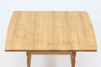 デンマークの建築家Henning Kjaernulf(ヘニング・ケアヌルフ)によってデザインされた、オーク無垢材のドロップリーフ式センターテーブルです。製造は高品質な家具で知られるEGモブラー社。無垢材ならではの美しい木目と、クラシカルで彫刻的な脚部のラインが印象的です。天板は両側に開閉式のリーフが備わっており、来客時や作業時には広げてスペースを拡張できるなど、実用性も兼ね備えています。テーブルの高さはやや高めの設計で、ソファ前に置いても手元が使いやすく、センターテーブルとして快適にお使いいただけます。必要に応じてサイドテーブルやティーテーブルとしても活躍する、用途の広い一台です。