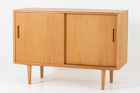 北欧より買い付けたサイドボードです。良質なオーク材が使用されており、優しい雰囲気です。デンマークの品質基準を満たした「DANISH FURNITUREmAKE'S CONTROL」の刻印がございます。