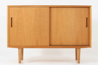 北欧より買い付けたサイドボードです。良質なオーク材が使用されており、優しい雰囲気です。デンマークの品質基準を満たした「DANISH FURNITUREmAKE'S CONTROL」の刻印がございます。