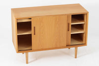 北欧より買い付けたサイドボードです。良質なオーク材が使用されており、優しい雰囲気です。デンマークの品質基準を満たした「DANISH FURNITUREmAKE'S CONTROL」の刻印がございます。