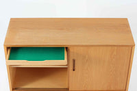 北欧より買い付けたサイドボードです。良質なオーク材が使用されており、優しい雰囲気です。デンマークの品質基準を満たした「DANISH FURNITUREmAKE'S CONTROL」の刻印がございます。