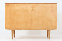 北欧より買い付けたサイドボードです。良質なオーク材が使用されており、優しい雰囲気です。デンマークの品質基準を満たした「DANISH FURNITUREmAKE'S CONTROL」の刻印がございます。