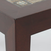 Nils Thorssonがデザインを手掛け、Royal CopenhagenのBACAシリーズのタイルを天板に配したセンターテーブルです。家具メーカーHaslev社により製作され、マホガニー材の落ち着いた木目と、幾何学的で温かみのあるタイル意匠が美しく調和しています。直線的で端正なフォルムは空間をすっきりと見せ、リビングの主役としてはもちろん、ソファ前のローテーブルとしても活躍。経年により深みを増した木部と味わい豊かな陶板が、北欧ビンテージならではの存在感を放つ一品です。