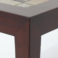 Nils Thorssonがデザインを手掛け、Royal CopenhagenのBACAシリーズのタイルを天板に配したセンターテーブルです。家具メーカーHaslev社により製作され、マホガニー材の落ち着いた木目と、幾何学的で温かみのあるタイル意匠が美しく調和しています。直線的で端正なフォルムは空間をすっきりと見せ、リビングの主役としてはもちろん、ソファ前のローテーブルとしても活躍。経年により深みを増した木部と味わい豊かな陶板が、北欧ビンテージならではの存在感を放つ一品です。