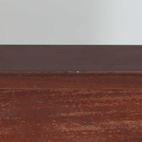 Nils Thorssonがデザインを手掛け、Royal CopenhagenのBACAシリーズのタイルを天板に配したセンターテーブルです。家具メーカーHaslev社により製作され、マホガニー材の落ち着いた木目と、幾何学的で温かみのあるタイル意匠が美しく調和しています。直線的で端正なフォルムは空間をすっきりと見せ、リビングの主役としてはもちろん、ソファ前のローテーブルとしても活躍。経年により深みを増した木部と味わい豊かな陶板が、北欧ビンテージならではの存在感を放つ一品です。