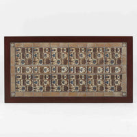 Nils Thorssonがデザインを手掛け、Royal CopenhagenのBACAシリーズのタイルを天板に配したセンターテーブルです。家具メーカーHaslev社により製作され、マホガニー材の落ち着いた木目と、幾何学的で温かみのあるタイル意匠が美しく調和しています。直線的で端正なフォルムは空間をすっきりと見せ、リビングの主役としてはもちろん、ソファ前のローテーブルとしても活躍。経年により深みを増した木部と味わい豊かな陶板が、北欧ビンテージならではの存在感を放つ一品です。