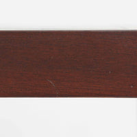 Nils Thorssonがデザインを手掛け、Royal CopenhagenのBACAシリーズのタイルを天板に配したセンターテーブルです。家具メーカーHaslev社により製作され、マホガニー材の落ち着いた木目と、幾何学的で温かみのあるタイル意匠が美しく調和しています。直線的で端正なフォルムは空間をすっきりと見せ、リビングの主役としてはもちろん、ソファ前のローテーブルとしても活躍。経年により深みを増した木部と味わい豊かな陶板が、北欧ビンテージならではの存在感を放つ一品です。