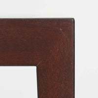 Nils Thorssonがデザインを手掛け、Royal CopenhagenのBACAシリーズのタイルを天板に配したセンターテーブルです。家具メーカーHaslev社により製作され、マホガニー材の落ち着いた木目と、幾何学的で温かみのあるタイル意匠が美しく調和しています。直線的で端正なフォルムは空間をすっきりと見せ、リビングの主役としてはもちろん、ソファ前のローテーブルとしても活躍。経年により深みを増した木部と味わい豊かな陶板が、北欧ビンテージならではの存在感を放つ一品です。