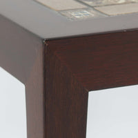 Nils Thorssonがデザインを手掛け、Royal CopenhagenのBACAシリーズのタイルを天板に配したセンターテーブルです。家具メーカーHaslev社により製作され、マホガニー材の落ち着いた木目と、幾何学的で温かみのあるタイル意匠が美しく調和しています。直線的で端正なフォルムは空間をすっきりと見せ、リビングの主役としてはもちろん、ソファ前のローテーブルとしても活躍。経年により深みを増した木部と味わい豊かな陶板が、北欧ビンテージならではの存在感を放つ一品です。