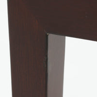 Nils Thorssonがデザインを手掛け、Royal CopenhagenのBACAシリーズのタイルを天板に配したセンターテーブルです。家具メーカーHaslev社により製作され、マホガニー材の落ち着いた木目と、幾何学的で温かみのあるタイル意匠が美しく調和しています。直線的で端正なフォルムは空間をすっきりと見せ、リビングの主役としてはもちろん、ソファ前のローテーブルとしても活躍。経年により深みを増した木部と味わい豊かな陶板が、北欧ビンテージならではの存在感を放つ一品です。