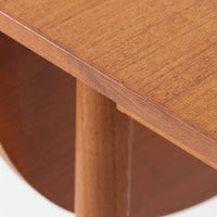 深みのある色合いと美しい木目が魅力のチーク材を使用したエクステンションテーブルは、北欧ビンテージ家具らしい温もりと上質さを感じさせてくれます。バタフライ式の両側天板は必要に応じて展開でき、使わない時はコンパクトにたたんで省スペースに、来客時にはしっかり広げて対応できる、利便性に優れた一台。シンプルながらも洗練された佇まいは、日常使いから特別なシーンまで幅広く活躍します。中央の拡張板が欠品していることと、脚部に割れの修理跡が見受けられるため、それらの点を考慮し価格に反映しております。