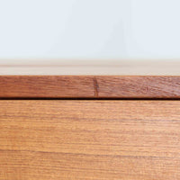 深みのある色合いと美しい木目が魅力のチーク材を使用したエクステンションテーブルは、北欧ビンテージ家具らしい温もりと上質さを感じさせてくれます。バタフライ式の両側天板は必要に応じて展開でき、使わない時はコンパクトにたたんで省スペースに、来客時にはしっかり広げて対応できる、利便性に優れた一台。シンプルながらも洗練された佇まいは、日常使いから特別なシーンまで幅広く活躍します。中央の拡張板が欠品していることと、脚部に割れの修理跡が見受けられるため、それらの点を考慮し価格に反映しております。