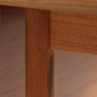 深みのある色合いと美しい木目が魅力のチーク材を使用したエクステンションテーブルは、北欧ビンテージ家具らしい温もりと上質さを感じさせてくれます。バタフライ式の両側天板は必要に応じて展開でき、使わない時はコンパクトにたたんで省スペースに、来客時にはしっかり広げて対応できる、利便性に優れた一台。シンプルながらも洗練された佇まいは、日常使いから特別なシーンまで幅広く活躍します。中央の拡張板が欠品していることと、脚部に割れの修理跡が見受けられるため、それらの点を考慮し価格に反映しております。