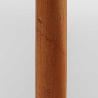 深みのある色合いと美しい木目が魅力のチーク材を使用したエクステンションテーブルは、北欧ビンテージ家具らしい温もりと上質さを感じさせてくれます。バタフライ式の両側天板は必要に応じて展開でき、使わない時はコンパクトにたたんで省スペースに、来客時にはしっかり広げて対応できる、利便性に優れた一台。シンプルながらも洗練された佇まいは、日常使いから特別なシーンまで幅広く活躍します。中央の拡張板が欠品していることと、脚部に割れの修理跡が見受けられるため、それらの点を考慮し価格に反映しております。