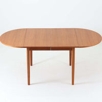 深みのある色合いと美しい木目が魅力のチーク材を使用したエクステンションテーブルは、北欧ビンテージ家具らしい温もりと上質さを感じさせてくれます。バタフライ式の両側天板は必要に応じて展開でき、使わない時はコンパクトにたたんで省スペースに、来客時にはしっかり広げて対応できる、利便性に優れた一台。シンプルながらも洗練された佇まいは、日常使いから特別なシーンまで幅広く活躍します。中央の拡張板が欠品していることと、脚部に割れの修理跡が見受けられるため、それらの点を考慮し価格に反映しております。