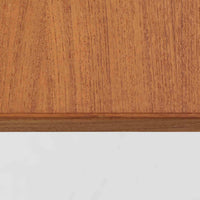 深みのある色合いと美しい木目が魅力のチーク材を使用したエクステンションテーブルは、北欧ビンテージ家具らしい温もりと上質さを感じさせてくれます。バタフライ式の両側天板は必要に応じて展開でき、使わない時はコンパクトにたたんで省スペースに、来客時にはしっかり広げて対応できる、利便性に優れた一台。シンプルながらも洗練された佇まいは、日常使いから特別なシーンまで幅広く活躍します。中央の拡張板が欠品していることと、脚部に割れの修理跡が見受けられるため、それらの点を考慮し価格に反映しております。