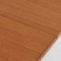 深みのある色合いと美しい木目が魅力のチーク材を使用したエクステンションテーブルは、北欧ビンテージ家具らしい温もりと上質さを感じさせてくれます。バタフライ式の両側天板は必要に応じて展開でき、使わない時はコンパクトにたたんで省スペースに、来客時にはしっかり広げて対応できる、利便性に優れた一台。シンプルながらも洗練された佇まいは、日常使いから特別なシーンまで幅広く活躍します。中央の拡張板が欠品していることと、脚部に割れの修理跡が見受けられるため、それらの点を考慮し価格に反映しております。