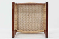 北欧より買い付けた「Bm61」です。このチェアは、脚先がつながったデザインとなっており、フローリングはもちろん、畳にダメージを与えにくいため、畳の部屋でもご使用いただけます。そのため、日本の家庭でも使い易いチェアです。軽量ながらも強度があり、背もたれがくの字になっており、ラタンの柔軟な強度も相まって座り心地も良好です。ラタンはデンマーク国内の家具張り替え専門店「Bruun Olsen Flet」で一度張り替えられており、前オーナーが長く丁寧に使用していたことがうかがえます。日本に入荷した際にはラタンが弱っていたため、日本の北欧家具椅子張り専門の職人によって再度張替を行いましたので、今後も長くご使用いただけます。このチェアは2020年にFredericiaよりオーク材のモデルが復刻されましたが、マホガニー材のものはビンテージ品でのみ入手可能です。