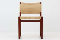 北欧より買い付けた「Bm61」です。このチェアは、脚先がつながったデザインとなっており、フローリングはもちろん、畳にダメージを与えにくいため、畳の部屋でもご使用いただけます。そのため、日本の家庭でも使い易いチェアです。軽量ながらも強度があり、背もたれがくの字になっており、ラタンの柔軟な強度も相まって座り心地も良好です。ラタンはデンマーク国内の家具張り替え専門店「Bruun Olsen Flet」で一度張り替えられており、前オーナーが長く丁寧に使用していたことがうかがえます。日本に入荷した際にはラタンが弱っていたため、日本の北欧家具椅子張り専門の職人によって再度張替を行いましたので、今後も長くご使用いただけます。このチェアは2020年にFredericiaよりオーク材のモデルが復刻されましたが、マホガニー材のものはビンテージ品でのみ入手可能です。