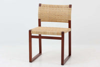 北欧より買い付けた「Bm61」です。このチェアは、脚先がつながったデザインとなっており、フローリングはもちろん、畳にダメージを与えにくいため、畳の部屋でもご使用いただけます。そのため、日本の家庭でも使い易いチェアです。軽量ながらも強度があり、背もたれがくの字になっており、ラタンの柔軟な強度も相まって座り心地も良好です。ラタンはデンマーク国内の家具張り替え専門店「Bruun Olsen Flet」で一度張り替えられており、前オーナーが長く丁寧に使用していたことがうかがえます。日本に入荷した際にはラタンが弱っていたため、日本の北欧家具椅子張り専門の職人によって再度張替を行いましたので、今後も長くご使用いただけます。このチェアは2020年にFredericiaよりオーク材のモデルが復刻されましたが、マホガニー材のものはビンテージ品でのみ入手可能です。