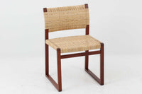 北欧より買い付けた「Bm61」です。このチェアは、脚先がつながったデザインとなっており、フローリングはもちろん、畳にダメージを与えにくいため、畳の部屋でもご使用いただけます。そのため、日本の家庭でも使い易いチェアです。軽量ながらも強度があり、背もたれがくの字になっており、ラタンの柔軟な強度も相まって座り心地も良好です。ラタンはデンマーク国内の家具張り替え専門店「Bruun Olsen Flet」で一度張り替えられており、前オーナーが長く丁寧に使用していたことがうかがえます。日本に入荷した際にはラタンが弱っていたため、日本の北欧家具椅子張り専門の職人によって再度張替を行いましたので、今後も長くご使用いただけます。このチェアは2020年にFredericiaよりオーク材のモデルが復刻されましたが、マホガニー材のものはビンテージ品でのみ入手可能です。