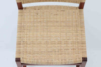 北欧より買い付けた「Bm61」です。このチェアは、脚先がつながったデザインとなっており、フローリングはもちろん、畳にダメージを与えにくいため、畳の部屋でもご使用いただけます。そのため、日本の家庭でも使い易いチェアです。軽量ながらも強度があり、背もたれがくの字になっており、ラタンの柔軟な強度も相まって座り心地も良好です。ラタンはデンマーク国内の家具張り替え専門店「Bruun Olsen Flet」で一度張り替えられており、前オーナーが長く丁寧に使用していたことがうかがえます。日本に入荷した際にはラタンが弱っていたため、日本の北欧家具椅子張り専門の職人によって再度張替を行いましたので、今後も長くご使用いただけます。このチェアは2020年にFredericiaよりオーク材のモデルが復刻されましたが、マホガニー材のものはビンテージ品でのみ入手可能です。