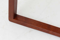 北欧より買い付けた「Bm61」です。このチェアは、脚先がつながったデザインとなっており、フローリングはもちろん、畳にダメージを与えにくいため、畳の部屋でもご使用いただけます。そのため、日本の家庭でも使い易いチェアです。軽量ながらも強度があり、背もたれがくの字になっており、ラタンの柔軟な強度も相まって座り心地も良好です。ラタンはデンマーク国内の家具張り替え専門店「Bruun Olsen Flet」で一度張り替えられており、前オーナーが長く丁寧に使用していたことがうかがえます。日本に入荷した際にはラタンが弱っていたため、日本の北欧家具椅子張り専門の職人によって再度張替を行いましたので、今後も長くご使用いただけます。このチェアは2020年にFredericiaよりオーク材のモデルが復刻されましたが、マホガニー材のものはビンテージ品でのみ入手可能です。