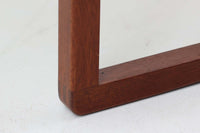 北欧より買い付けた「Bm61」です。このチェアは、脚先がつながったデザインとなっており、フローリングはもちろん、畳にダメージを与えにくいため、畳の部屋でもご使用いただけます。そのため、日本の家庭でも使い易いチェアです。軽量ながらも強度があり、背もたれがくの字になっており、ラタンの柔軟な強度も相まって座り心地も良好です。ラタンはデンマーク国内の家具張り替え専門店「Bruun Olsen Flet」で一度張り替えられており、前オーナーが長く丁寧に使用していたことがうかがえます。日本に入荷した際にはラタンが弱っていたため、日本の北欧家具椅子張り専門の職人によって再度張替を行いましたので、今後も長くご使用いただけます。このチェアは2020年にFredericiaよりオーク材のモデルが復刻されましたが、マホガニー材のものはビンテージ品でのみ入手可能です。