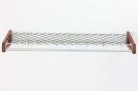 1960年代にSoborg社のためにデザインされたBorge mogensenの壁掛けハンガーラックです。スチールとチーク材の組み合わせが美しいラックです。北欧より買い付けたハンバーラックです。物を置くスペースがあり、両側面にはチーク材が使用されています。北欧家具らしいシンプルなデザインで、本体自体の強度は高く、通常の使用は問題ございません。ただし、取り付け方法によって強度が異なりますので、耐荷重に不安のある方は工務店などにご相談ください。