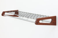 1960年代にSoborg社のためにデザインされたBorge mogensenの壁掛けハンガーラックです。スチールとチーク材の組み合わせが美しいラックです。北欧より買い付けたハンバーラックです。物を置くスペースがあり、両側面にはチーク材が使用されています。北欧家具らしいシンプルなデザインで、本体自体の強度は高く、通常の使用は問題ございません。ただし、取り付け方法によって強度が異なりますので、耐荷重に不安のある方は工務店などにご相談ください。