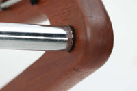 1960年代にSoborg社のためにデザインされたBorge mogensenの壁掛けハンガーラックです。スチールとチーク材の組み合わせが美しいラックです。北欧より買い付けたハンバーラックです。物を置くスペースがあり、両側面にはチーク材が使用されています。北欧家具らしいシンプルなデザインで、本体自体の強度は高く、通常の使用は問題ございません。ただし、取り付け方法によって強度が異なりますので、耐荷重に不安のある方は工務店などにご相談ください。