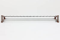 1960年代にSoborg社のためにデザインされたBorge mogensenの壁掛けハンガーラックです。スチールとチーク材の組み合わせが美しいラックです。北欧より買い付けたハンバーラックです。物を置くスペースがあり、両側面にはチーク材が使用されています。北欧家具らしいシンプルなデザインで、本体自体の強度は高く、通常の使用は問題ございません。ただし、取り付け方法によって強度が異なりますので、耐荷重に不安のある方は工務店などにご相談ください。